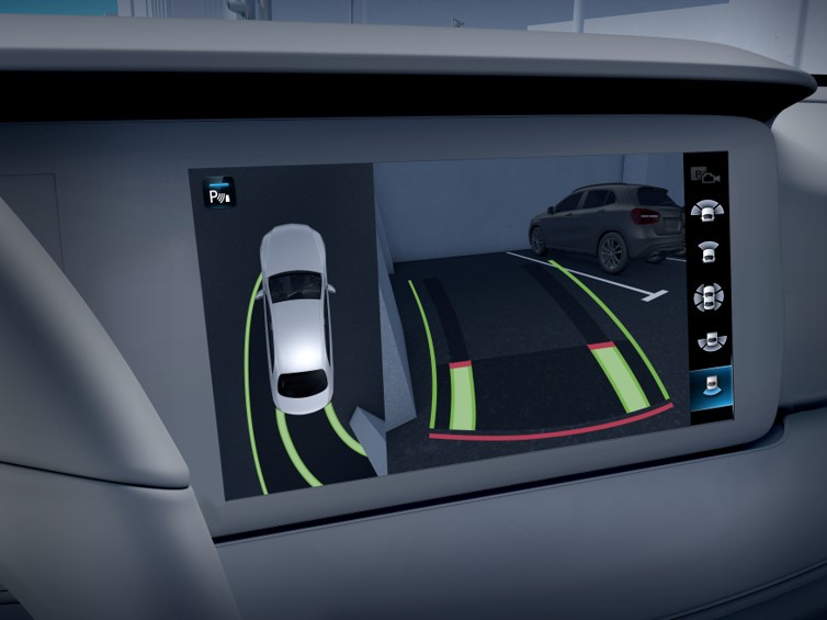 Parking Package with 360-degree camera in the EQE sedan